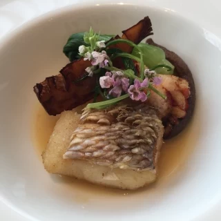 魚料理は出汁がきいていて上品な味付け。お箸で。