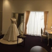 新郎と新婦は一部屋ですが、カーテンで仕切れます