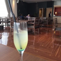 友人控室。飲み物はカボスのノンアルコールカクテルです。
