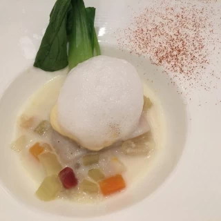 魚料理。メレンゲの食感が楽しい！