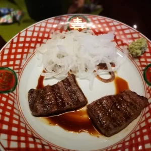 披露宴会場でゲストの前で炭火焼きステーキがふるまわれます|502111さんのうかい鳥山の写真(626299)