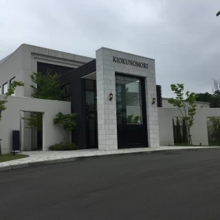 外観がとてもオシャレです。駐車場も広々としております。