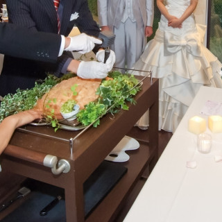 サプライズで友人を指名した塩釜開きの演出です