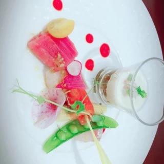 前菜 海の幸マリネと色彩野菜のサラダ