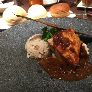 肉料理。ライスがついてるのが新鮮でした。
