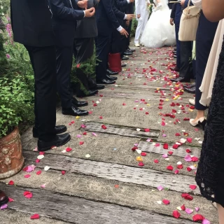 外でフラワーシャワーができます。