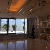 来席者の待つ場所です。煙草を吸う人用に外もでれます。
