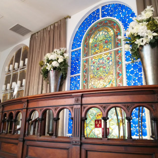 200年以上前から使用されていた祭壇とステンドグラス