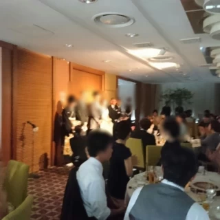 凹の形をした披露宴会場。