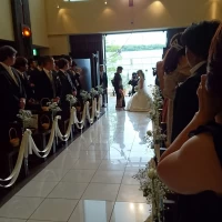 母親にベールをかけて貰うところ