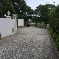 敷地入り口から建物入り口まで