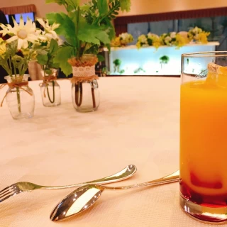 フリードリンクのマンゴーとベリーのジュースです