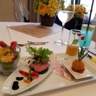 ライスコロッケや、ニンジンのスープなど野菜がおいしいです