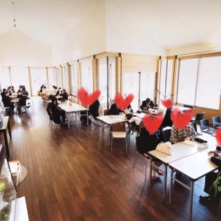 待合のカフェスペース