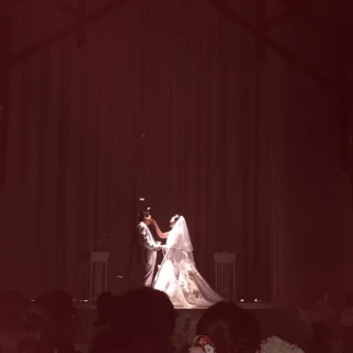 羽が降りてくる演出