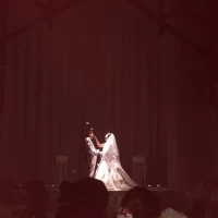 羽が降りてくる演出