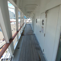 船4階　甲板までの通路