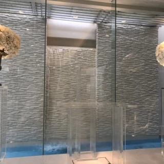 ガラス張りで自然光がよく入る