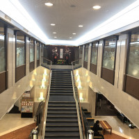 ホテルの大階段で記念撮影も可能。吹き抜けでとても開放感あり！