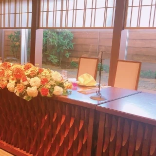 高砂とお花。窓はこの背面のみです。