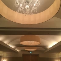 天井にはゴージャスなシャンデリアが