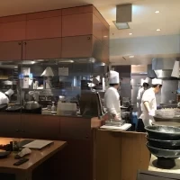 オープンキッチン手前のカウンターに配膳前の料理が並ぶそうです