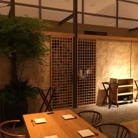 レストラン営業中は仕切りがありますが当日はぶち抜きになります