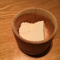 佐賀から空輸で直送のお豆腐。1丁1600円とのこと