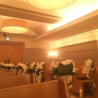 着席したまま振り返って撮影
