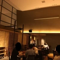 会場が広く声が反響し賑やかです