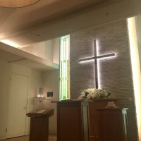 親族の席に着席したところから祭壇を見るとこんな感じに