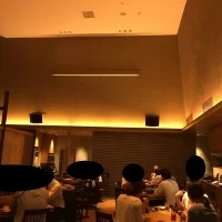 中央上方にあるのがプロジェクタースクリーン
