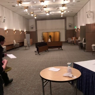 地下にある、スクリーンの付いた宴会場