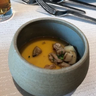 仕上げに目の前でスープを注いでくれました。