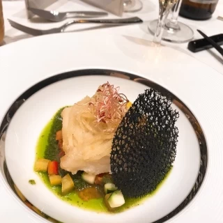 この意味不明な黒いのが気に入ってコース決定。