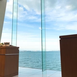 午後からの式でも案外明るいし、海は幸い穏やかな日でした。