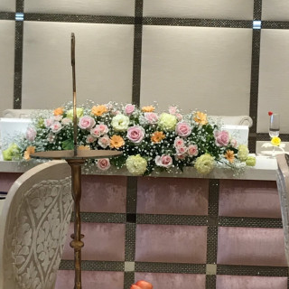 メインテーブルの装花は春のイメージでパステルカラーに