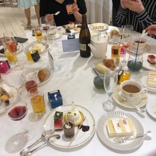 デザートビュッフェとウエディングケーキ