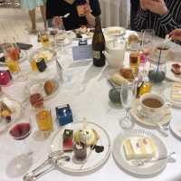 デザートビュッフェとウエディングケーキ