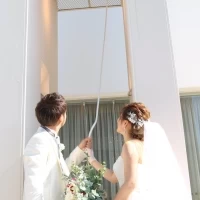 フラワーシャワー終わった後、2人で鐘を鳴らしました