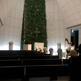 高い天井のチャペル、音も響き神聖な空間でした。