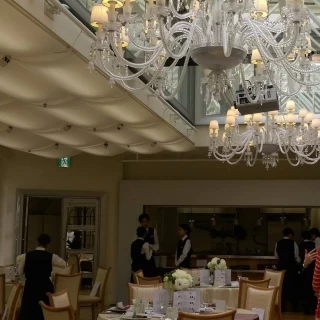 天井から光が入って更に明るくなります。