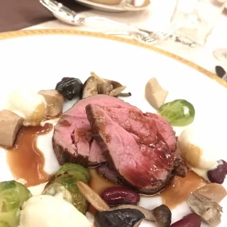 お肉料理！見た目も華やかです。
