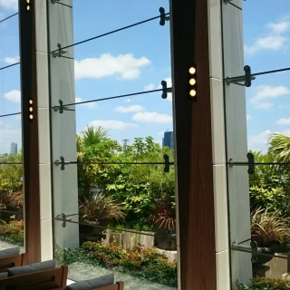 挙式会場の窓から見える景色は都会を感じさせません