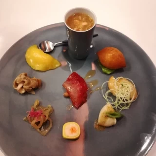 前菜　中央はチャーシュー