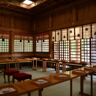 神前式の会場内。広く、友人も参列いただけ40名ほどいけます