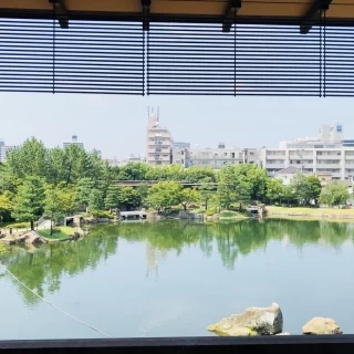 会場から見える庭園