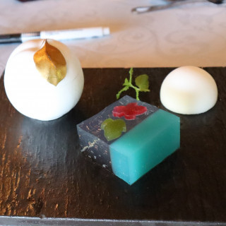 コースのデザート。青いのが、ケーキカットしたケーキです。
