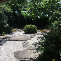 蘇山荘横の庭。こちらで、お召し物の記念撮影を行います。