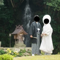 敷地内に小さな池と滝があります